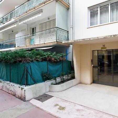 A Yourhosthelper * Cannes