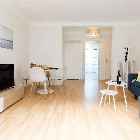 A Yourhosthelper * Cannes